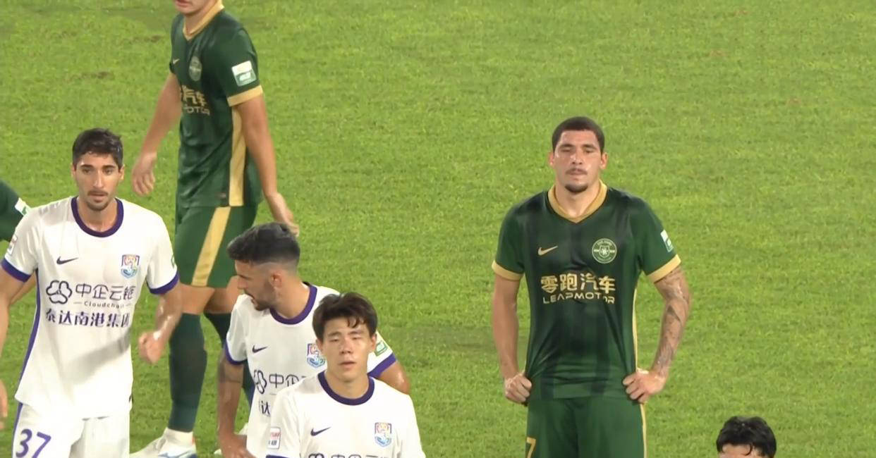 在阿代米受, 卫与边翼卫, 球队整体的 在阿代米受, 卫与边翼卫, 球队整体的